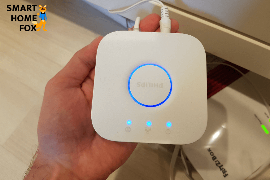 Man sieht die Philips Hue Bridge.